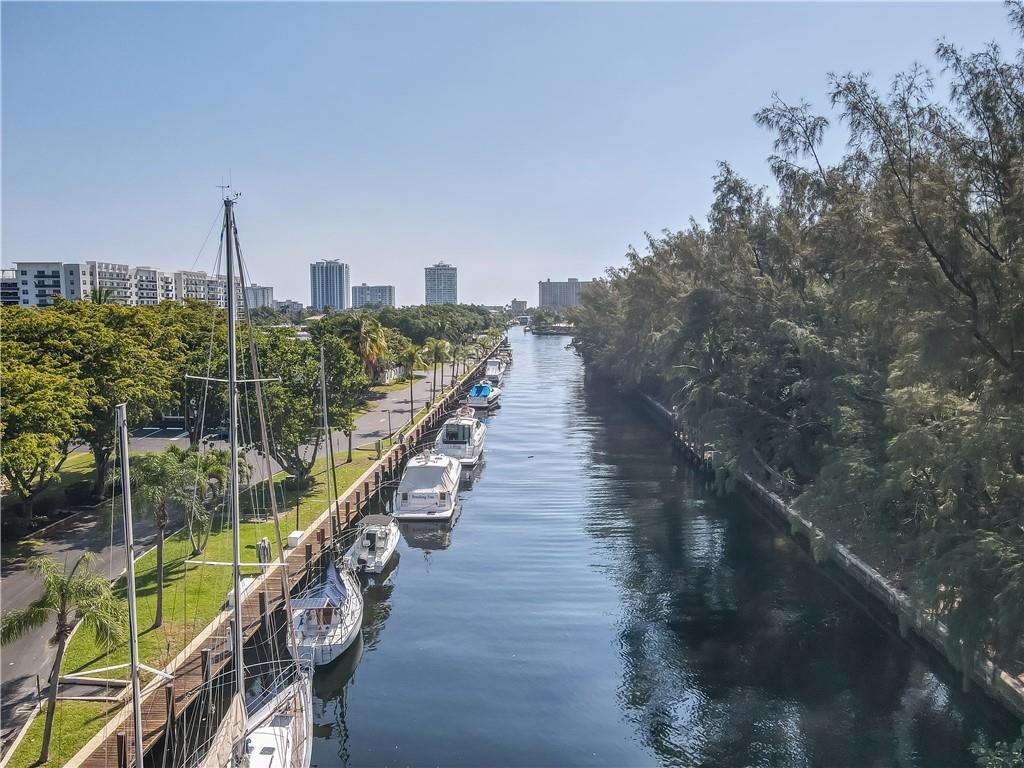 BAY COLONY CLUB - Residential