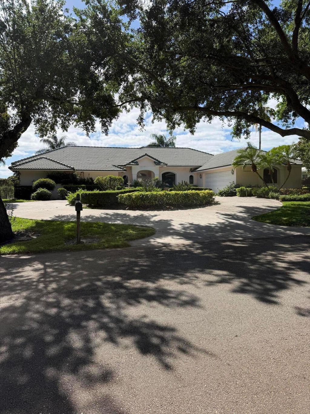 Photo of 18096 SE Heritage Drive, Tequesta, FL 33469 (MLS # B26007641)
