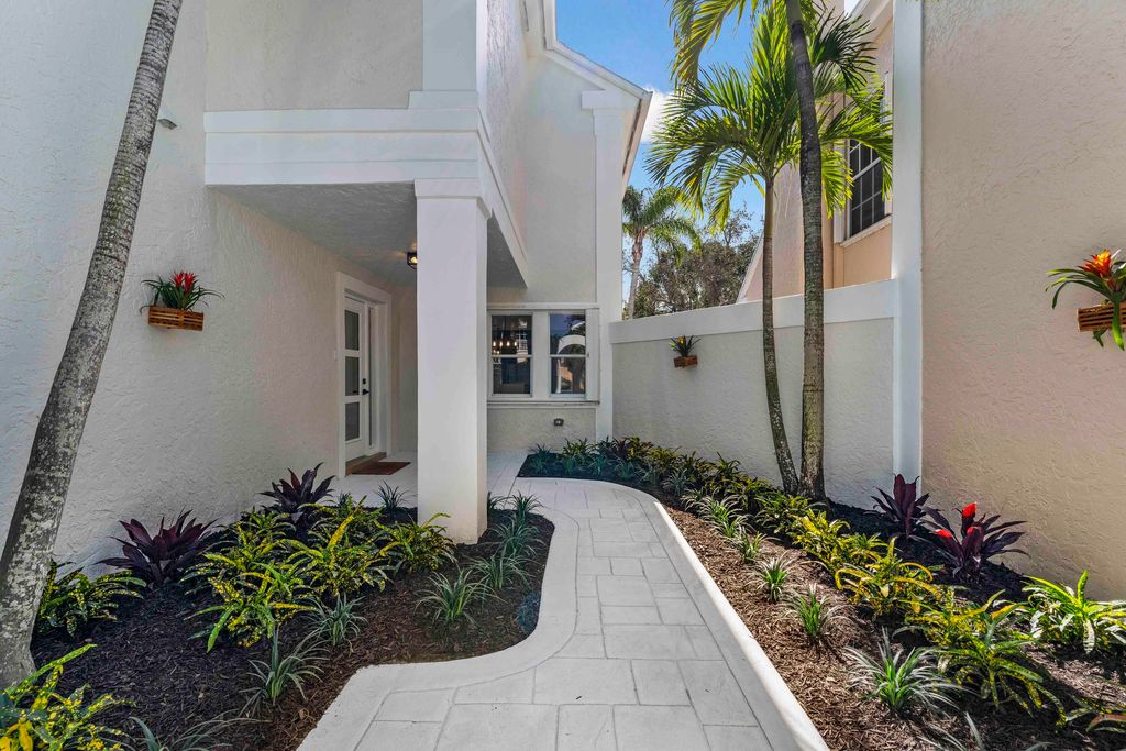 Photo of 13 Blenheim Court, Palm Beach Gardens, FL 33418 (MLS # R10958075)