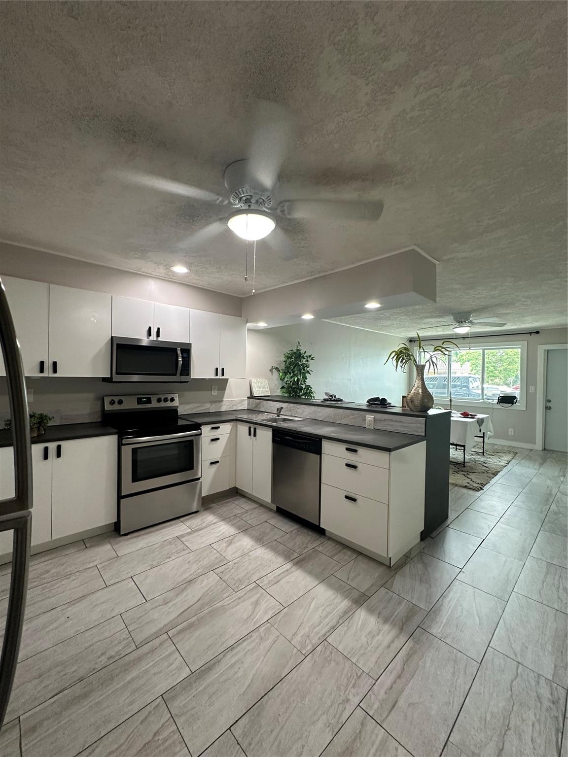 Spacious and modern 3/2 condo located in east Fort Lauderdale. One bedroom with private entrance, ideal for office, guest suite. Open kitchen with breakfast bar, bright living areas, and functional layout.
Prime location near beaches, shopping, dining, and major highways. Unit is move-in ready.