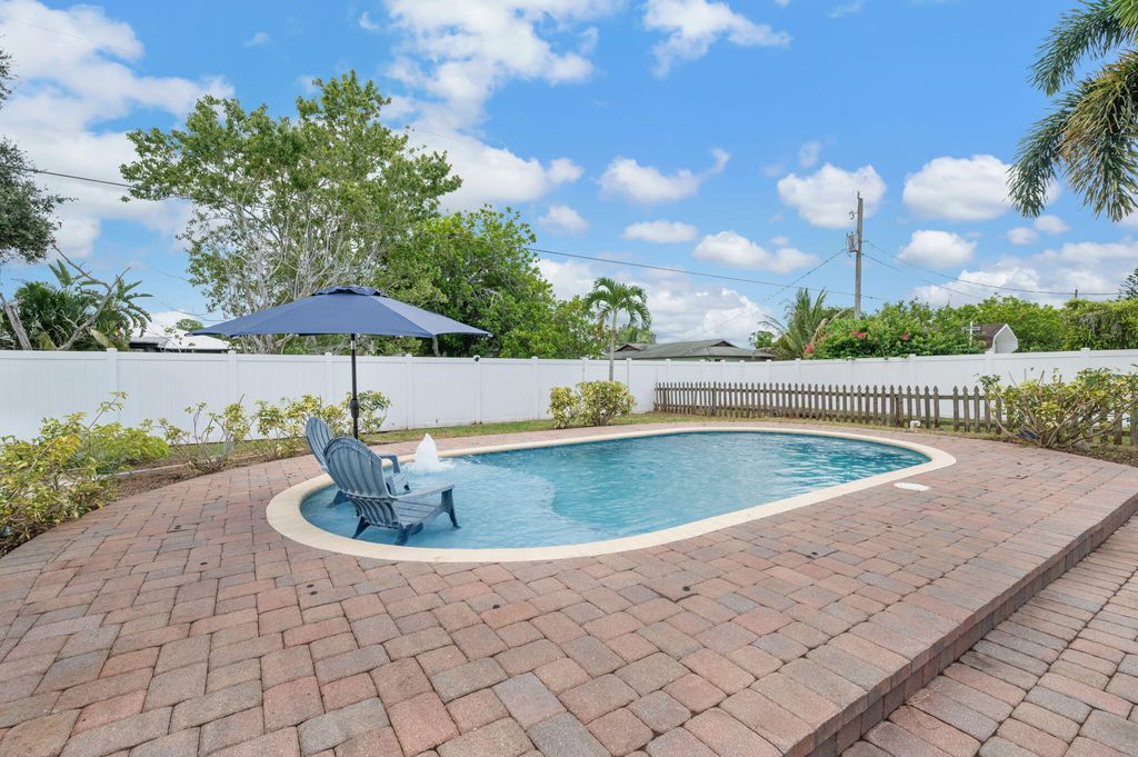 Photo of 435 SE Sunnydale Lane, Port Saint Lucie, FL 34983 (MLS # R11117686)