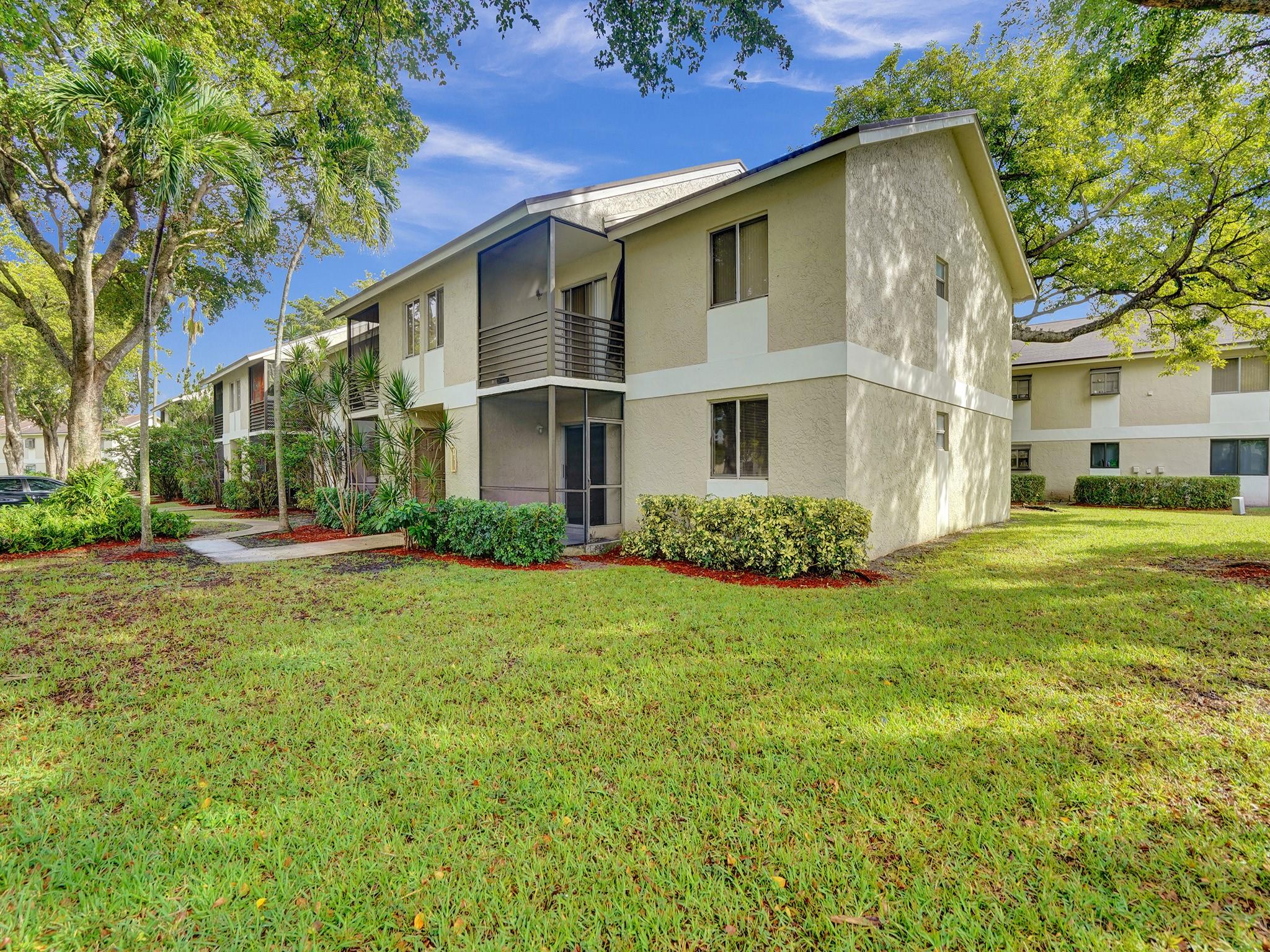 GARDENS NORTH 10 (THE) CO - Residential Lease