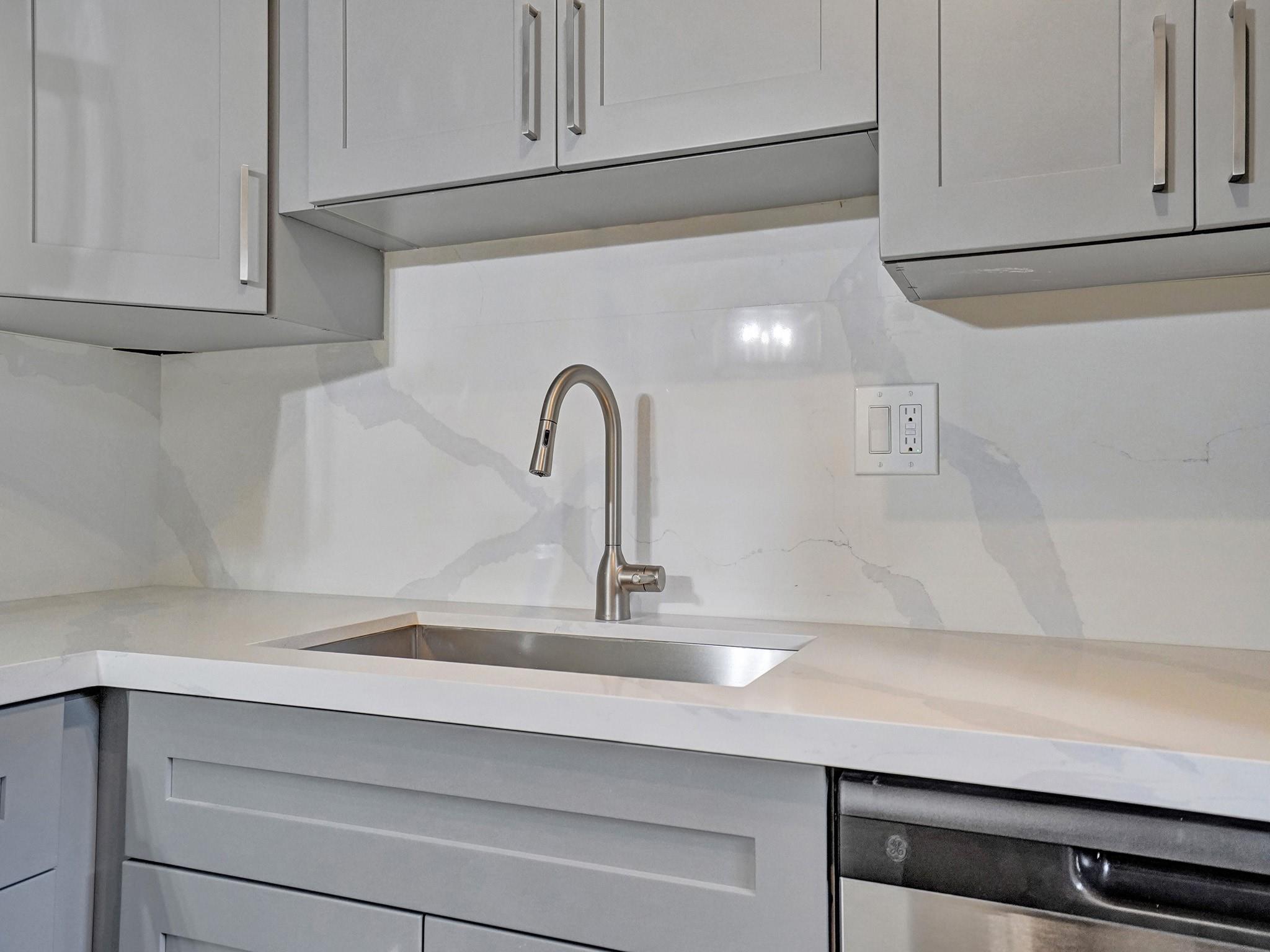 GARDENS NORTH 10 (THE) CO - Residential Lease