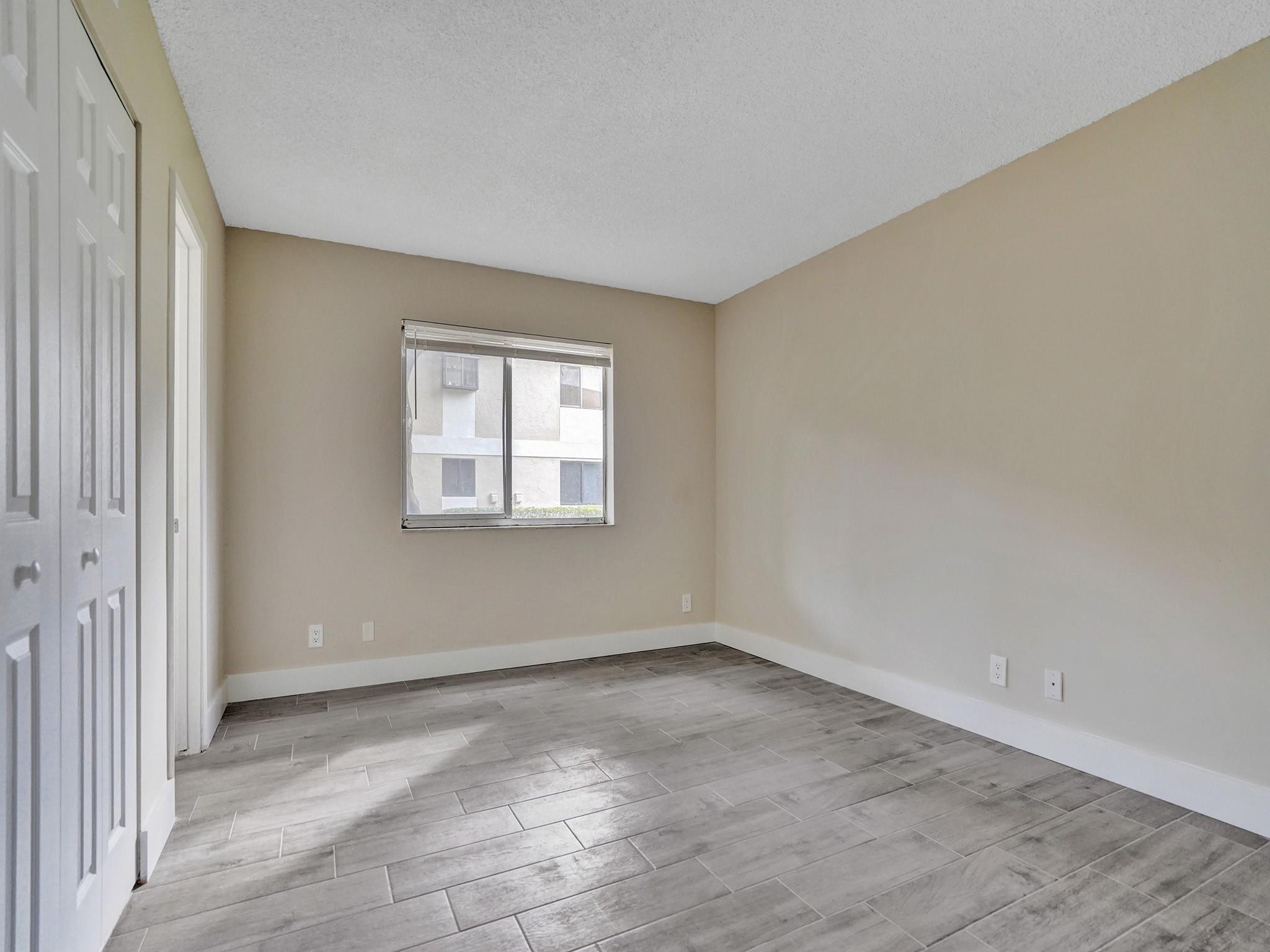 GARDENS NORTH 10 (THE) CO - Residential Lease