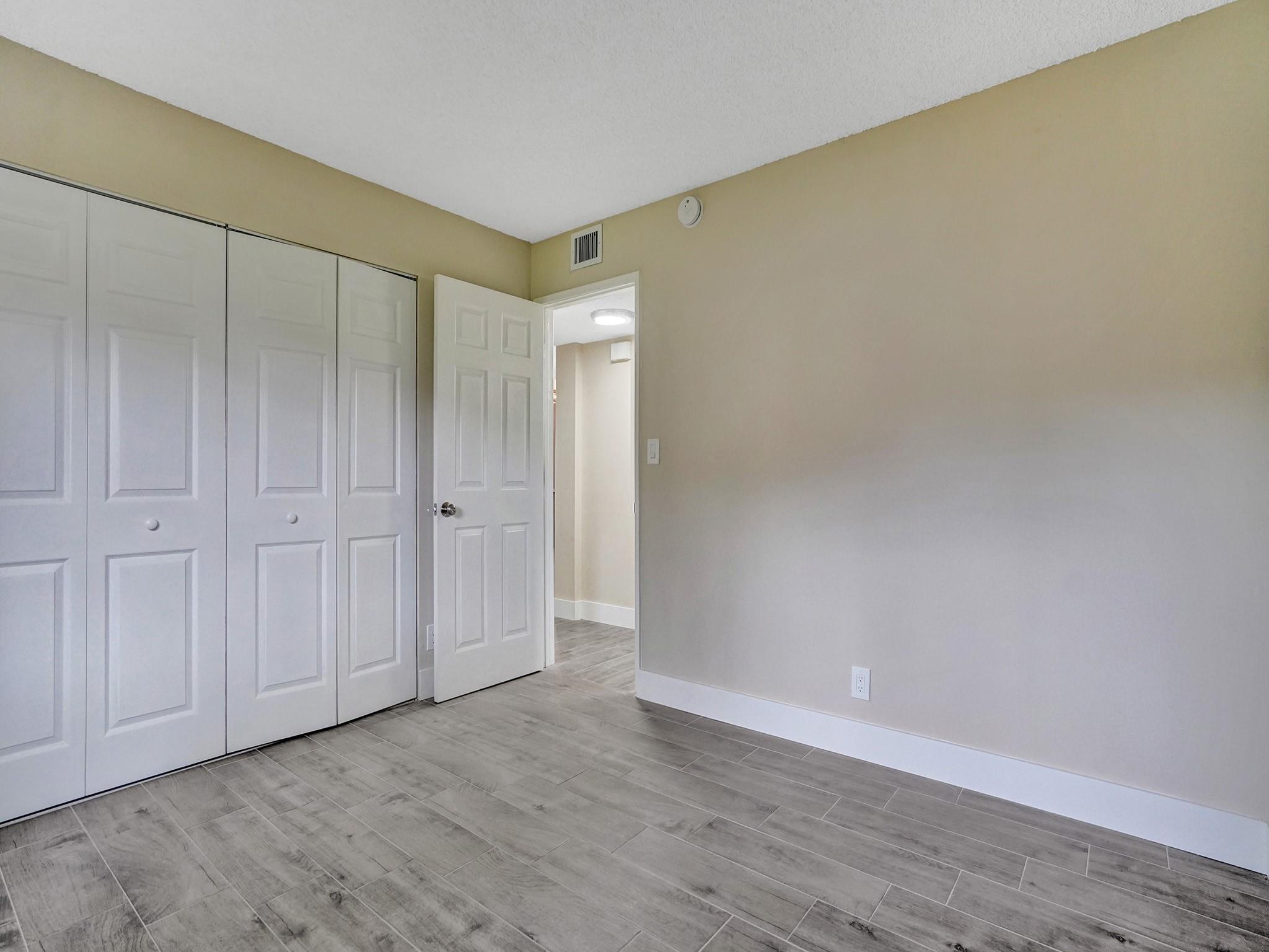 GARDENS NORTH 10 (THE) CO - Residential Lease