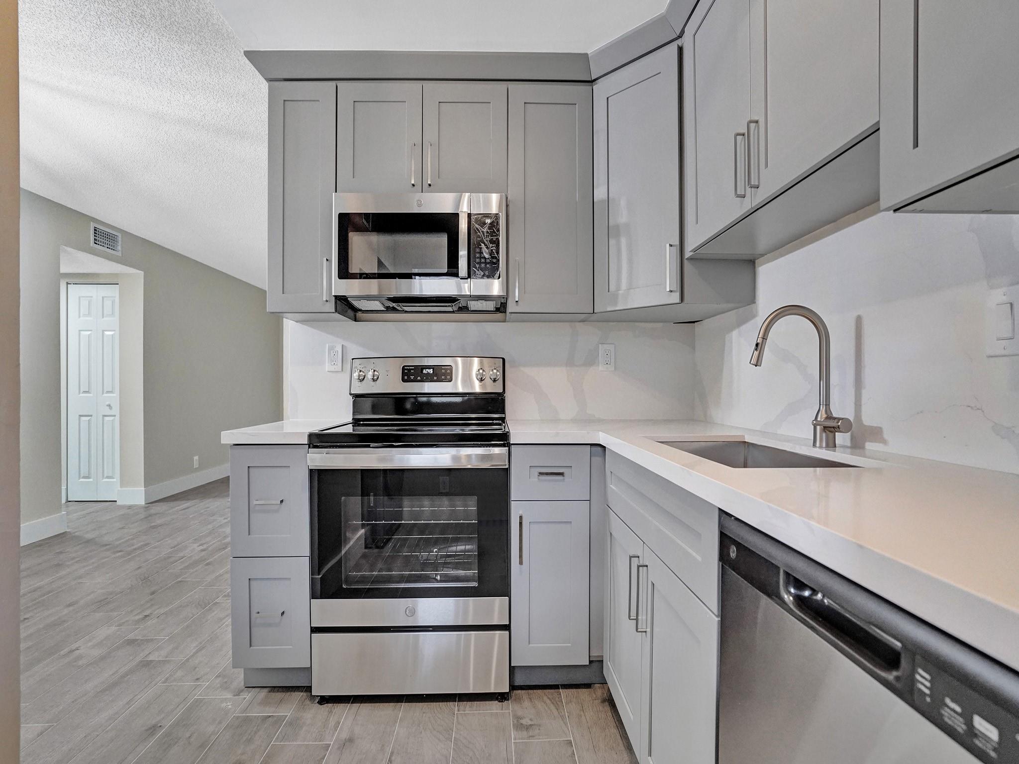 GARDENS NORTH 10 (THE) CO - Residential Lease