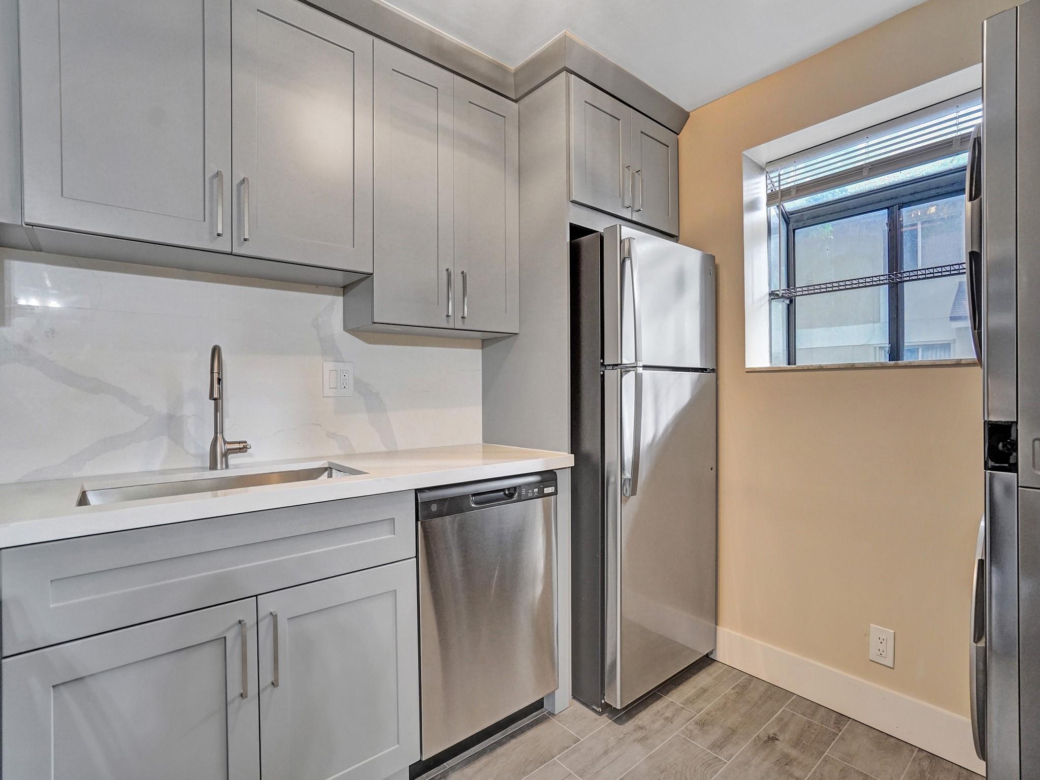 GARDENS NORTH 10 (THE) CO - Residential Lease