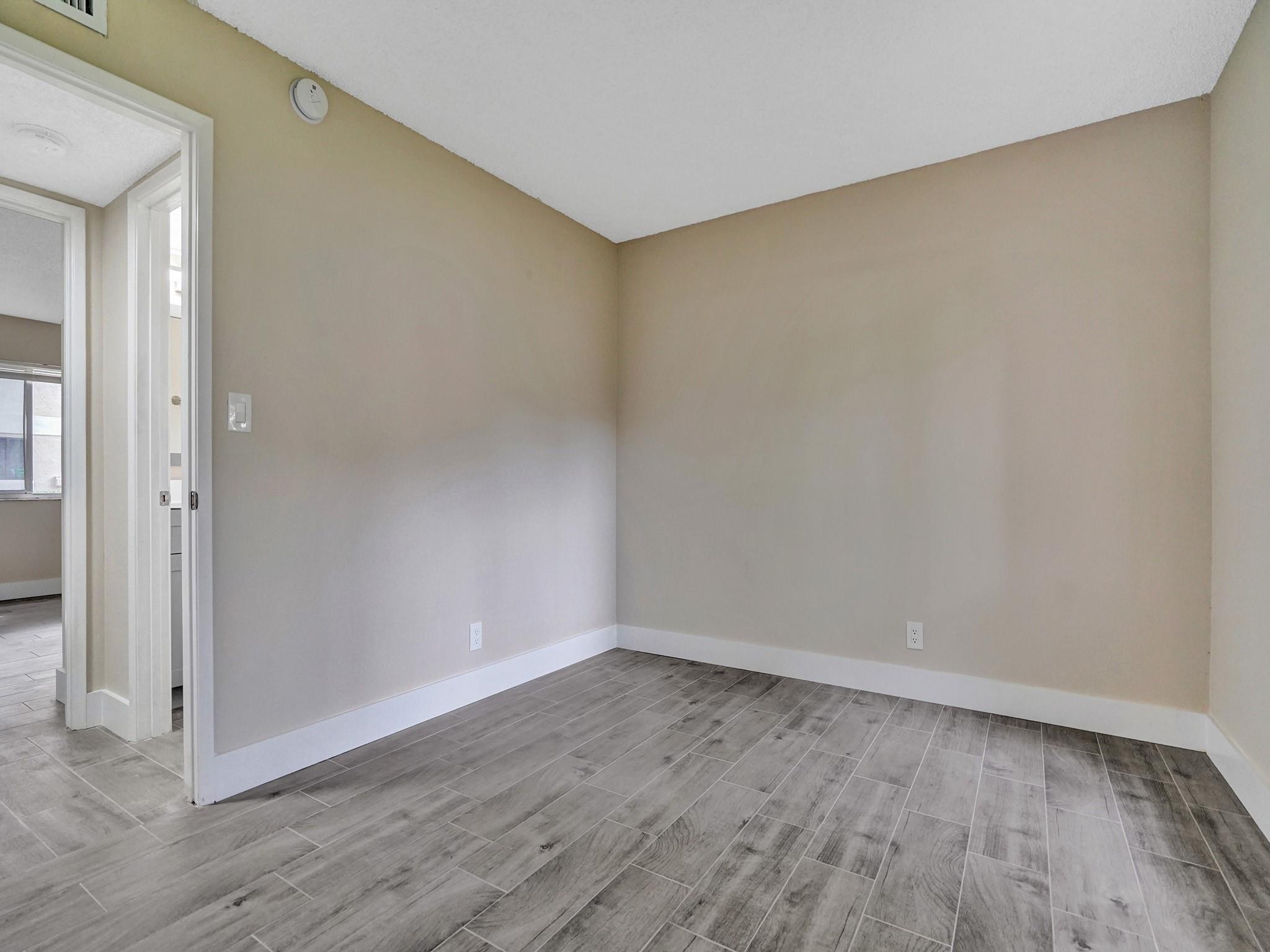 GARDENS NORTH 10 (THE) CO - Residential Lease