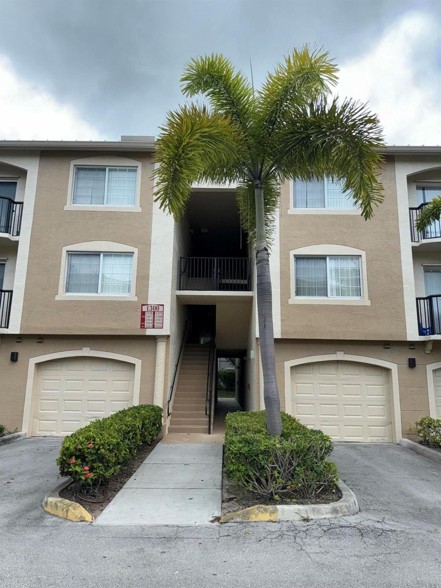 BEAUTIFUL 3RD FLOOR CONDO. BOASTING 3 BEDROOMS, 2 BATHS A BRIGHT OPEN FLOOR PLAN WITH BALCONY VIEWS. GATED COMMUNITY FEATURES; POOL, GYM & CLUBHOUSE. JUST MINS TO ALL YOUR DINING & SHOPPING NEEDS. WALKING DISTANCE TO PALMS WEST HOSPITAL.