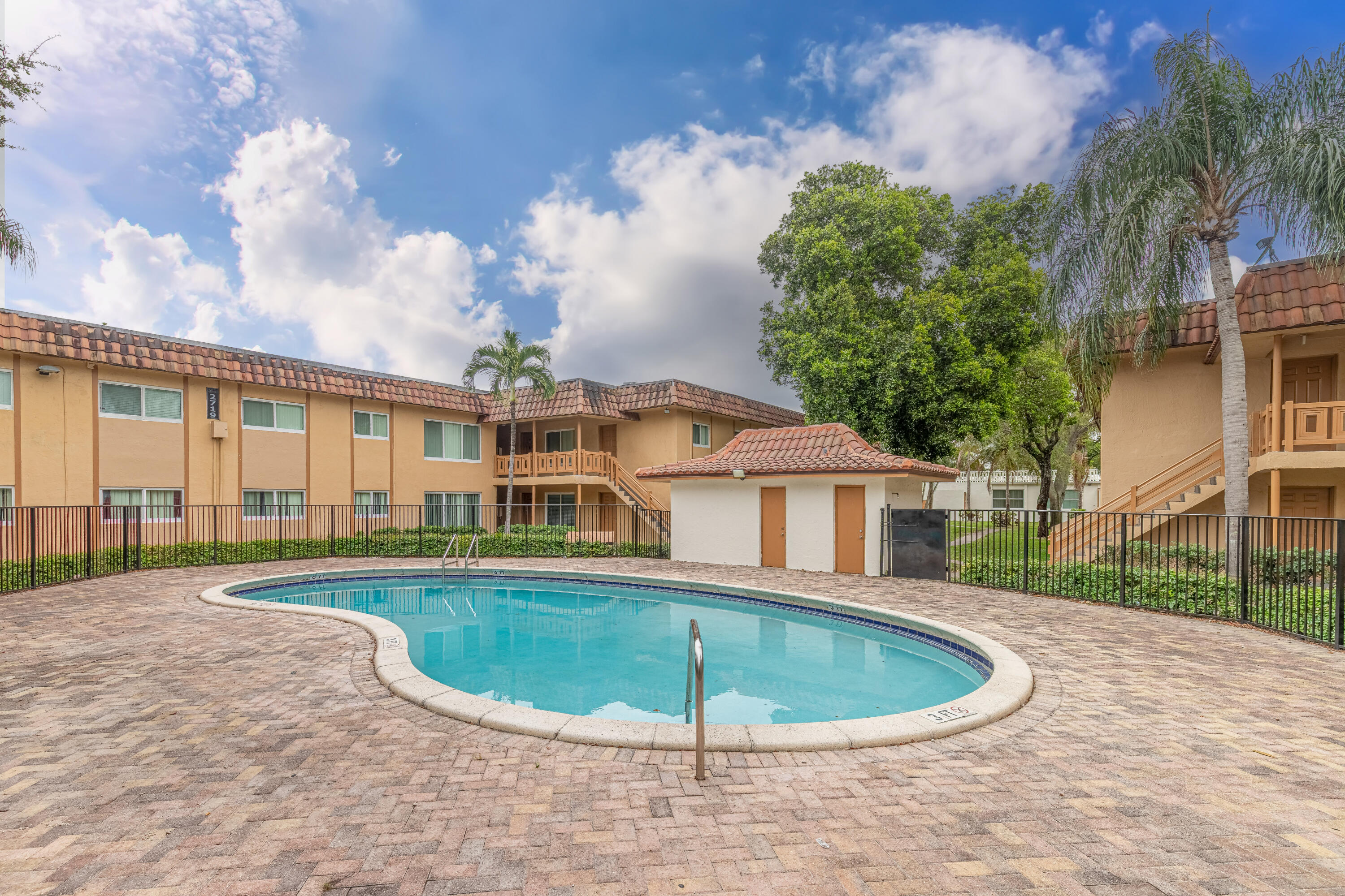 LAKESIDE CONDO AT LAUDERDALE - Residential