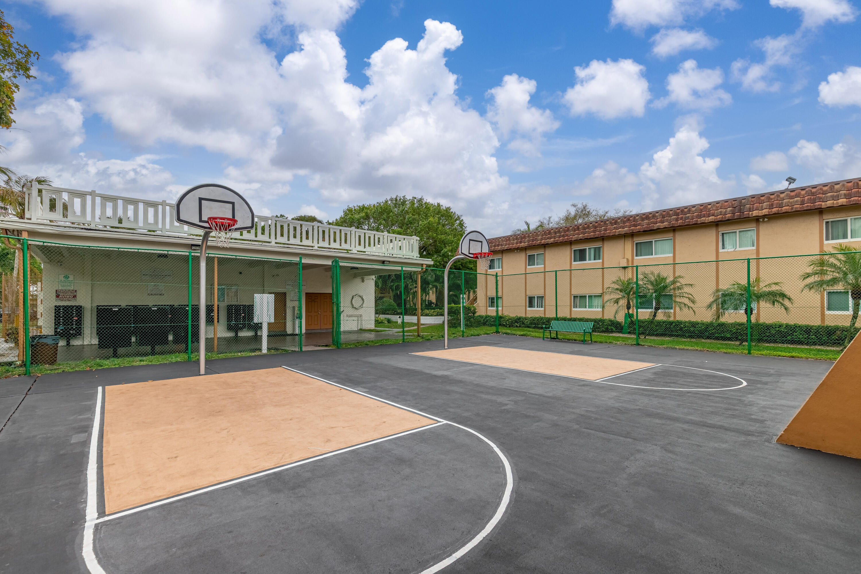 LAKESIDE CONDO AT LAUDERDALE - Residential