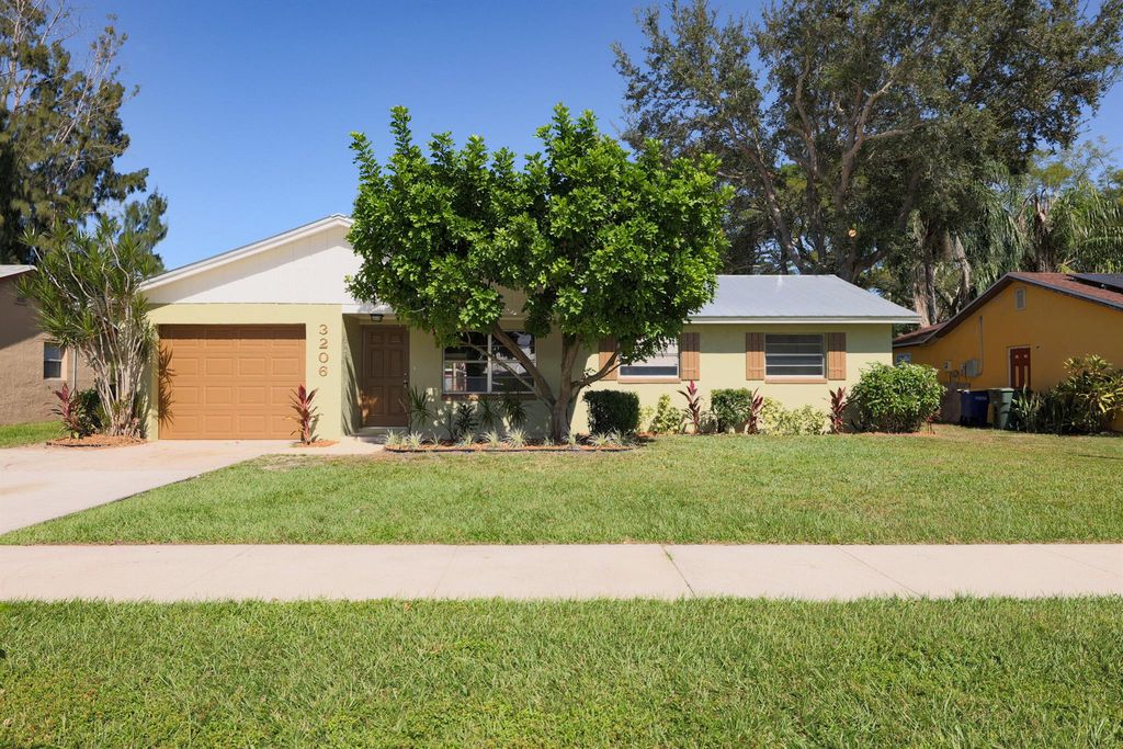 Photo of 3206 Hibiscus Avenue, Fort Pierce, FL 34947 (MLS # R10933961)