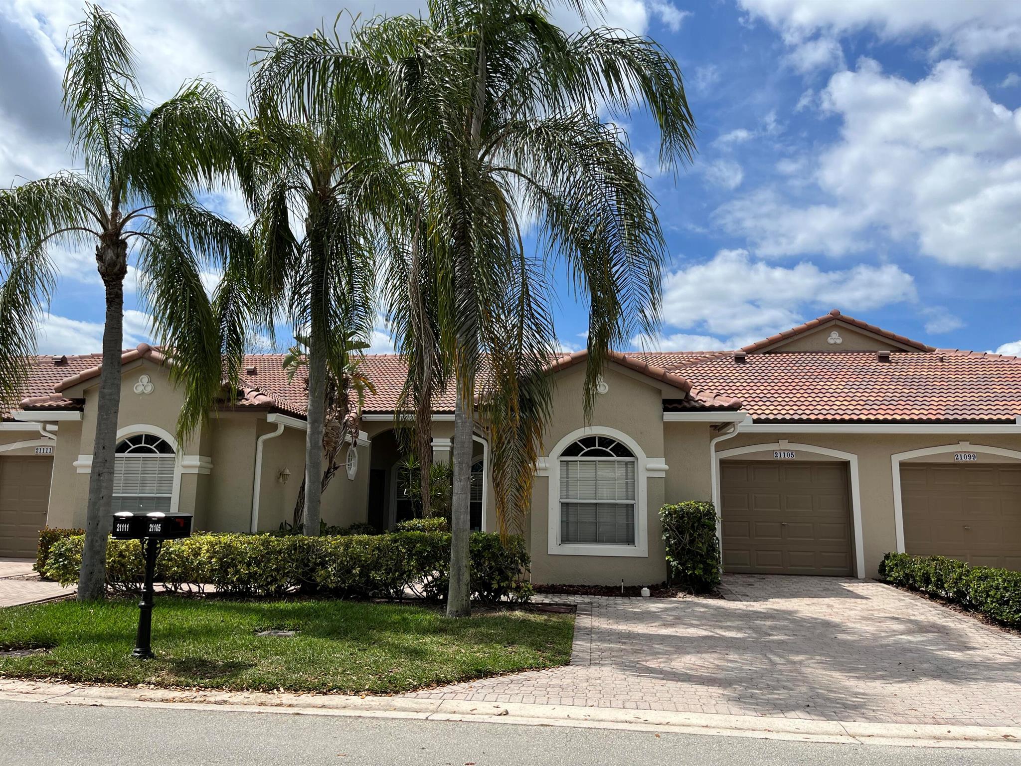 MOVE RIGHT INTO THIS LAKEVIEW VILLA IN THE BEAUTIFUL MIZNER POINTE! BRAND NEW ROOF! HOME HAS PORCELAIN TILE FLOORING THROUGHOUT, NEWER DISHWASHER, WASHING MACHINE, & DRYER (OTHER APPLIANCES ARE WITHIN 7 YRS. OLD.) VAULTED CEILINGS, MIRRORED WALL, & PLANTATION SHUTTERS IN MASTER BR. BACKYARD HAS A PRIVATE ENCLOSED SCREENED PATIO! MIZNER POINTE IS A MAN GATED COMMUNITY. CLUBHOUSE HAS A COMMUNITY POOL, WHIRLPOOL, TENNIS COURTS, FITNESS ROOM, & A CHILDREN'S PLAY AREA. **PET FRIENDLY****GREAT LOCATION** CLOSE TO MAJOR PARKWAYS, RESTAURANTS, & SHOPPING. **A RATED SCHOOLS**