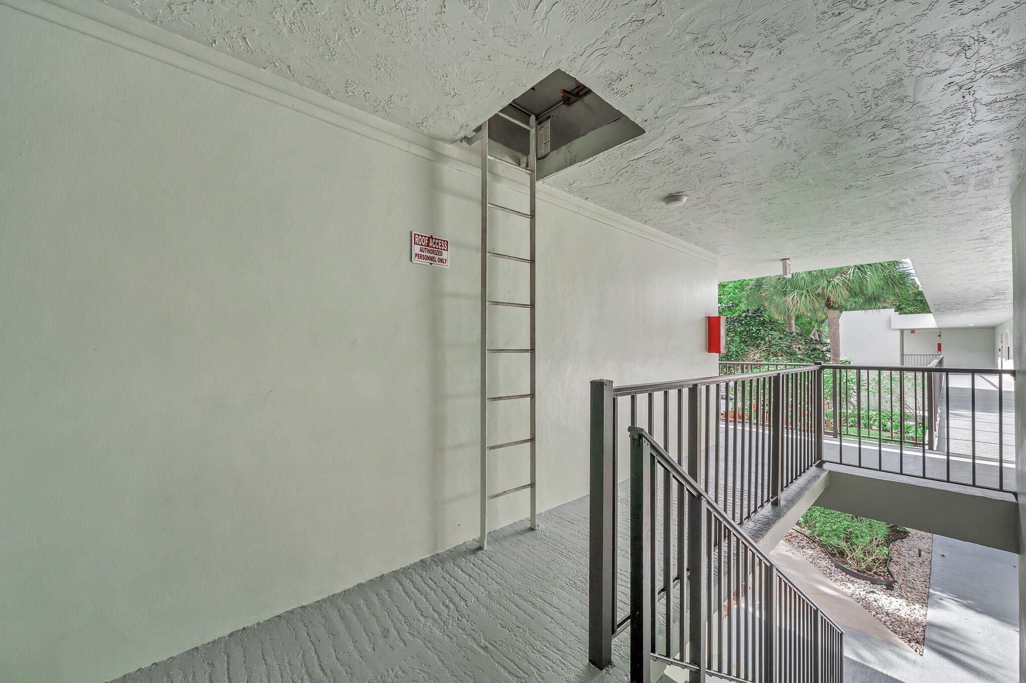 PALM-AIRE CONDO # 8 - Residential