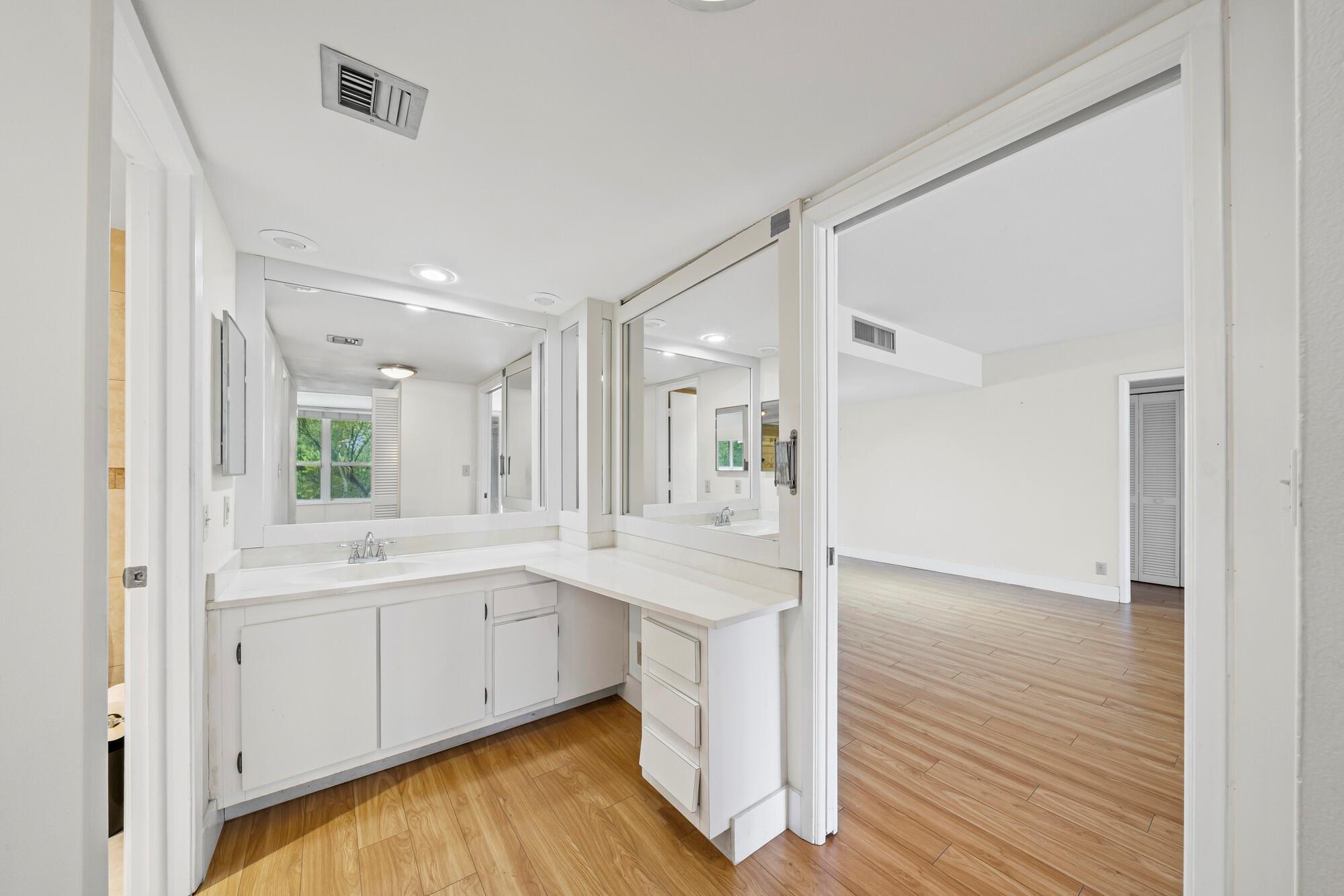 PALM-AIRE CONDO # 8 - Residential