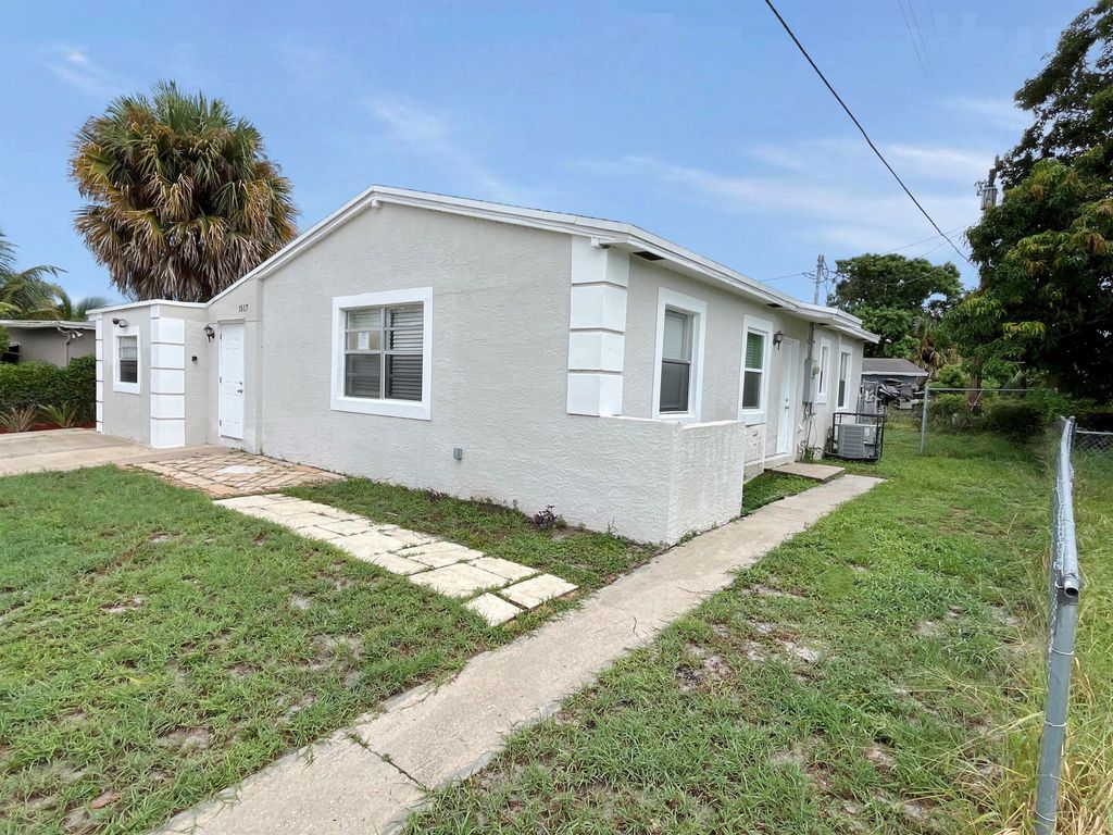 Photo of 1517 14th Avenue S, Lake Worth Beach, FL 33460 (MLS # R11018149)