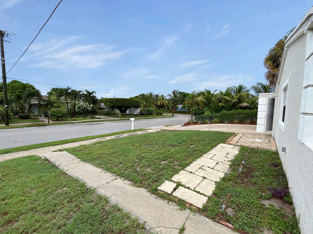 Photo of 1517 14th Avenue S, Lake Worth Beach, FL 33460 (MLS # R11018149)