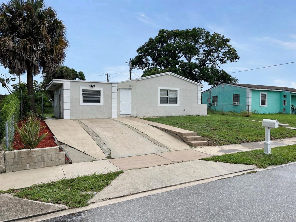 Photo of 1517 14th Avenue S, Lake Worth Beach, FL 33460 (MLS # R11018149)
