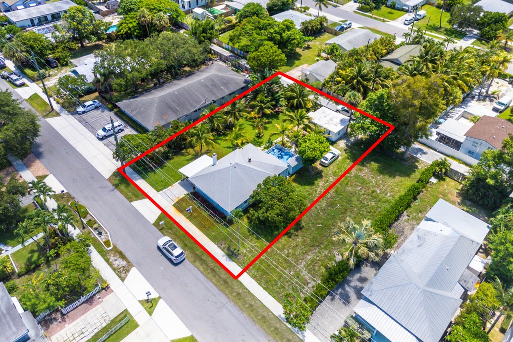 Photo of 320 SE 4th Avenue, Delray Beach, FL 33483 (MLS # B26092260)