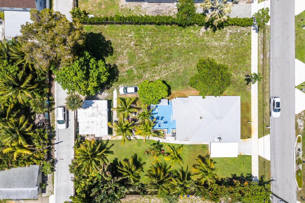Photo of 320 SE 4th Avenue, Delray Beach, FL 33483 (MLS # B26092260)