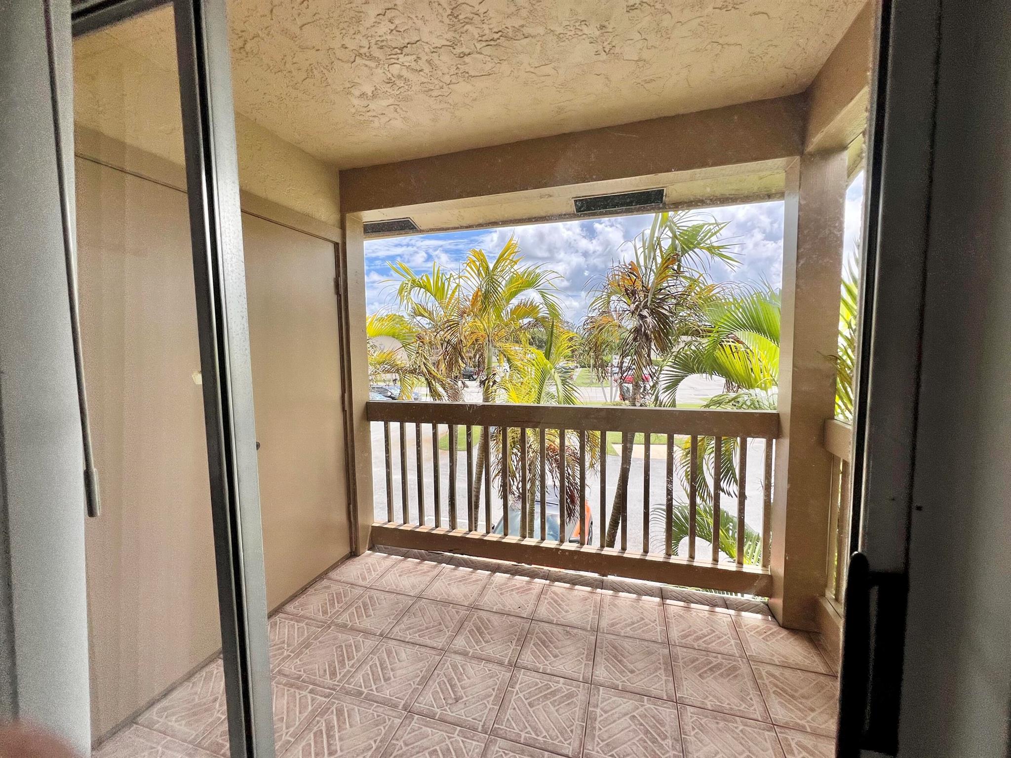 ABBEY PARK GARDENS I COND - Residential Lease