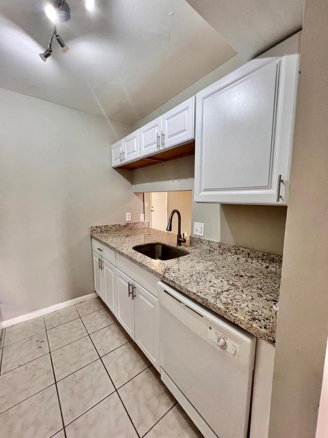 ABBEY PARK GARDENS I COND - Residential Lease