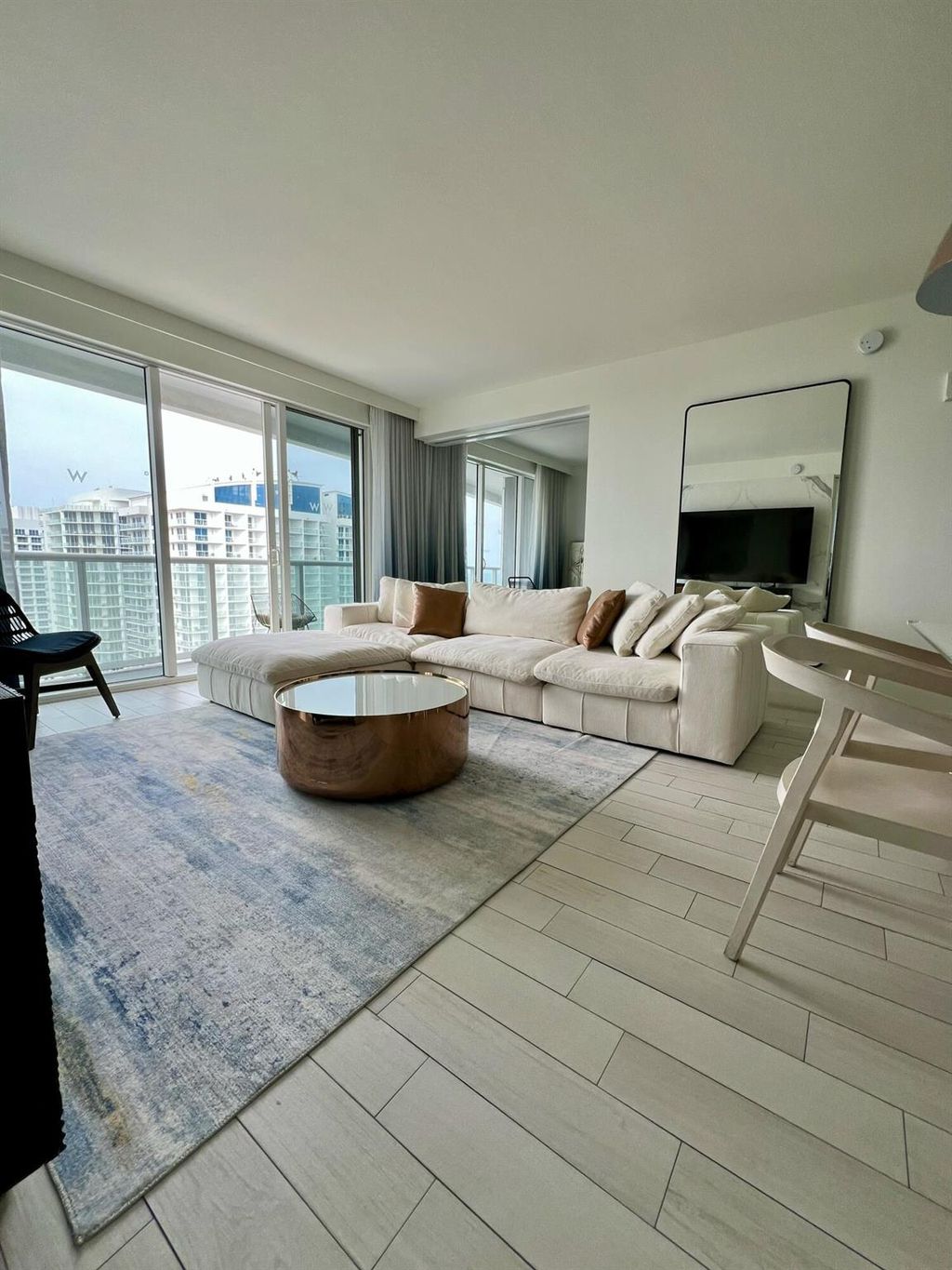 listing image 0