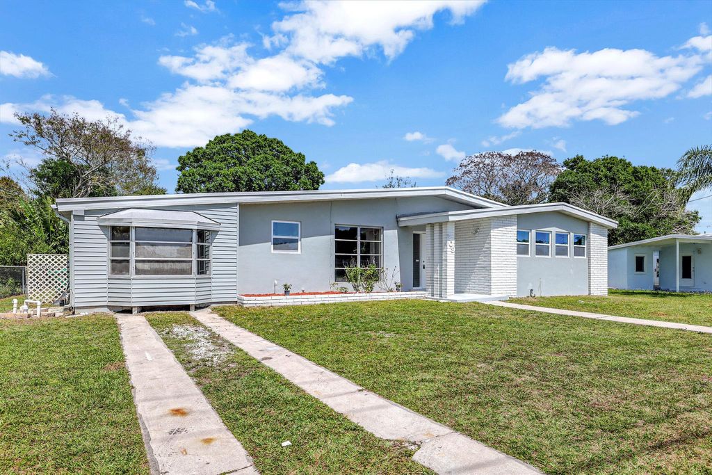 Photo of 209 NE Prima Vista Boulevard, Port Saint Lucie, FL 34983 (MLS # R10969323)