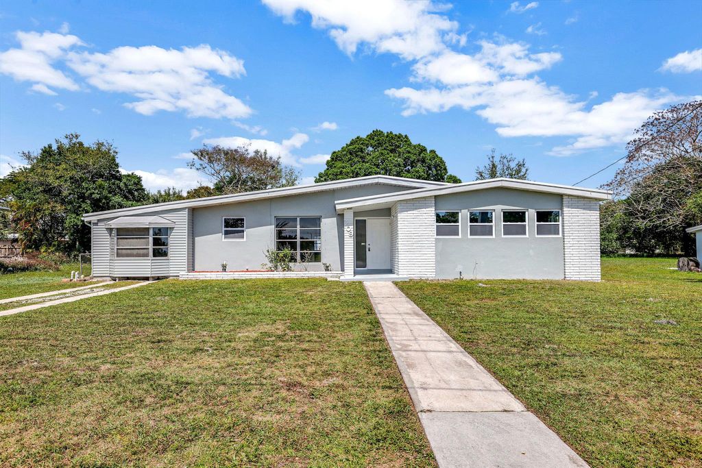 Photo of 209 NE Prima Vista Boulevard, Port Saint Lucie, FL 34983 (MLS # R10969323)