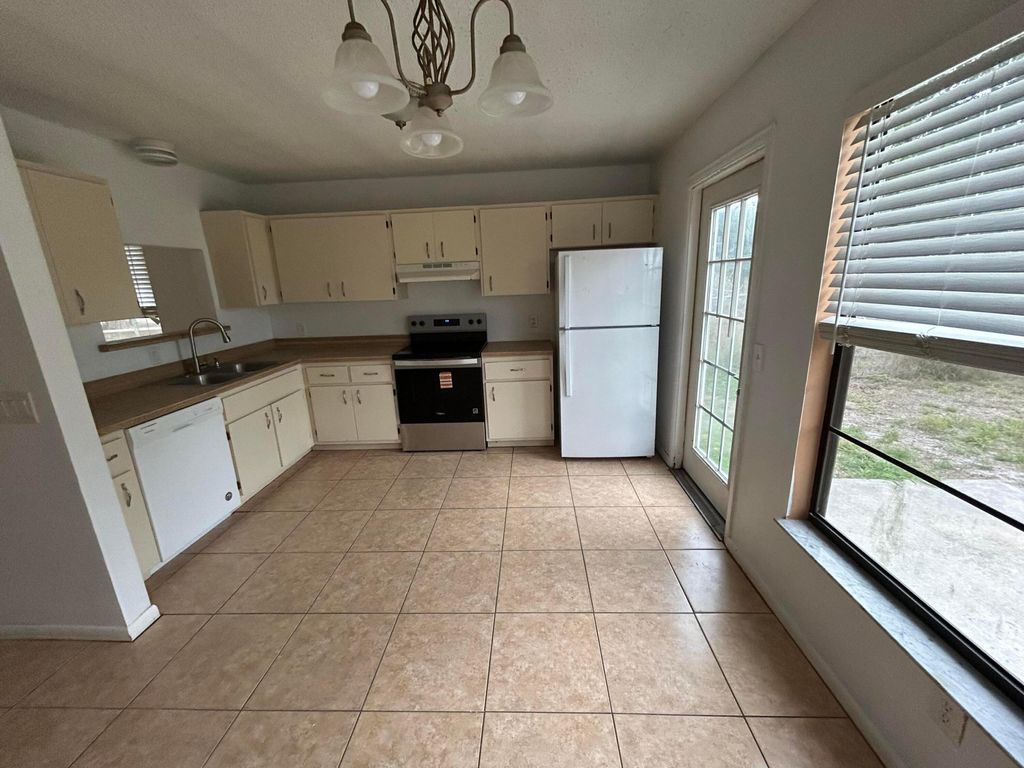 Photo of 1036 SW 19th Ave Avenue SW, Vero Beach, FL 32962 (MLS # B26009755)