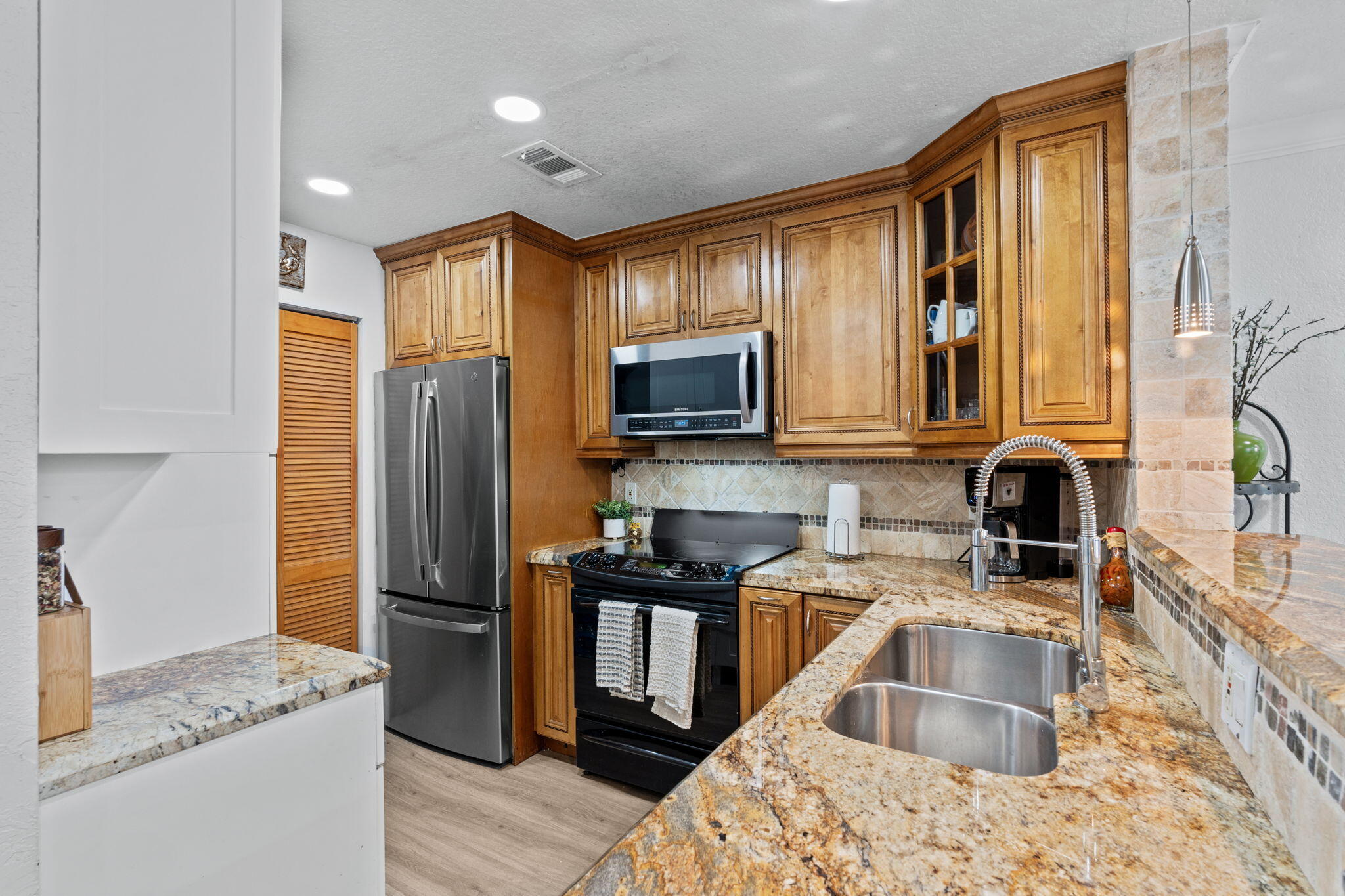 RAMBLEWOOD PLACE CONDO - Residential