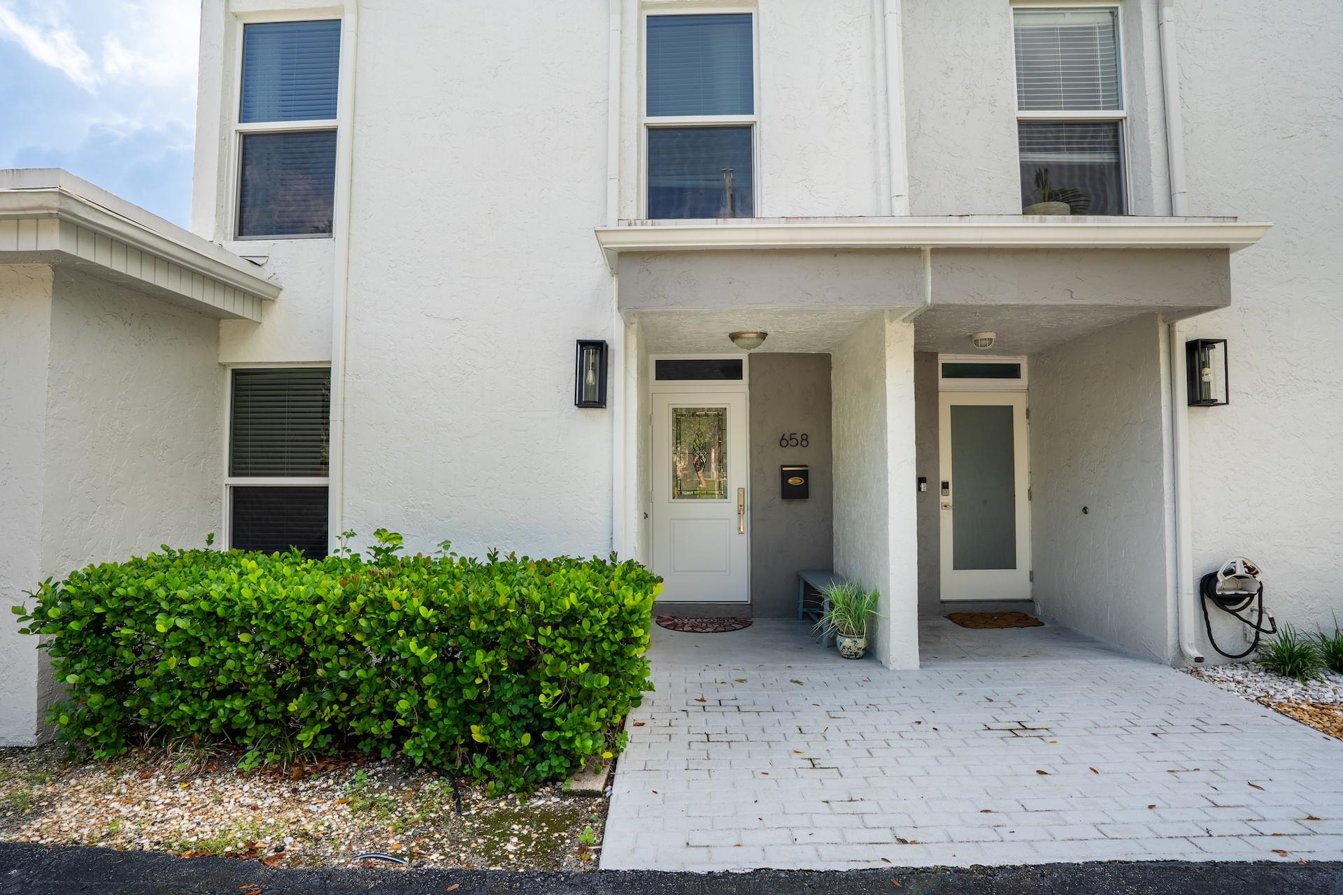 658 Kensington Pl 11B