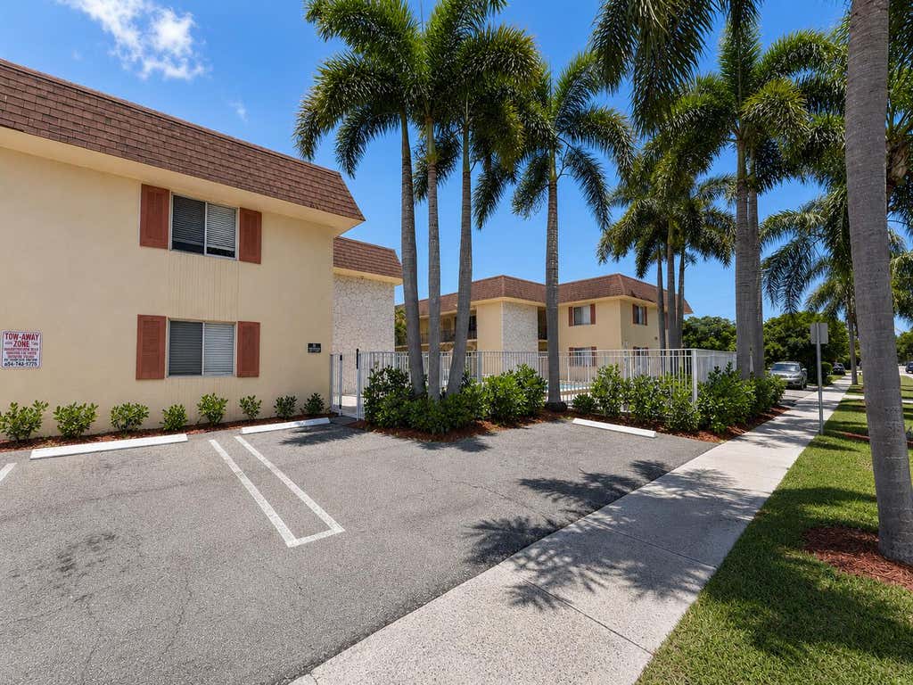 Photo of 515 S Sequoia Drive #109, West Palm Beach, FL 33409 (MLS # B26042345)