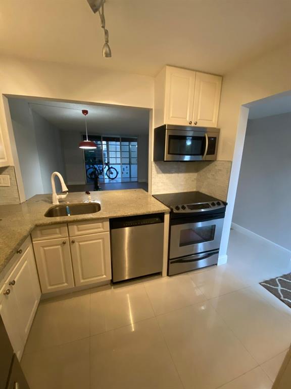DESIRABLE CYPRESS CHASE NORTH ALL AGES COMMUNITY. Spacious 1 bedroom UNIT, gated community, great location, no pets, proof of income, good credit(650+) clean background. Unit is being renovated- New paint, new bathroom and more!!! will be ready to move in by the end of January.
