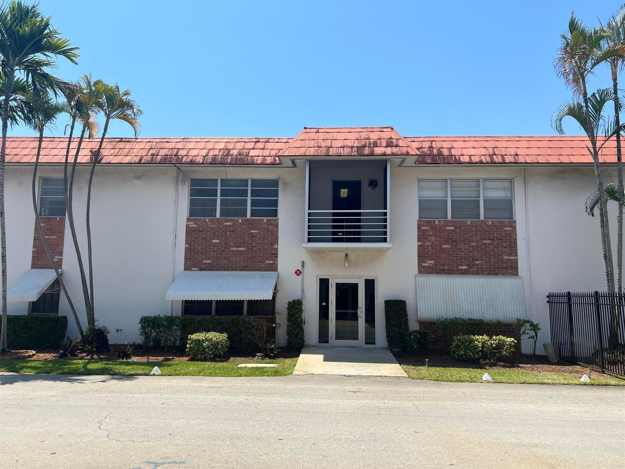 BEAUTIFUL CONDO IN A VERY DESIRABLE COMMUNITY. CORNER UNIT WITH TWO BEDROOMS, ONE AND HALF BATHROOMS. VERY GOOD LOCATION. HEATED POOL, LAUNDRY ROOM FACILITIES. CLOSE TO SHOPPS, RESTAURANTS AND I 95. EASY TO SHOW. QUICK APPROVAL !