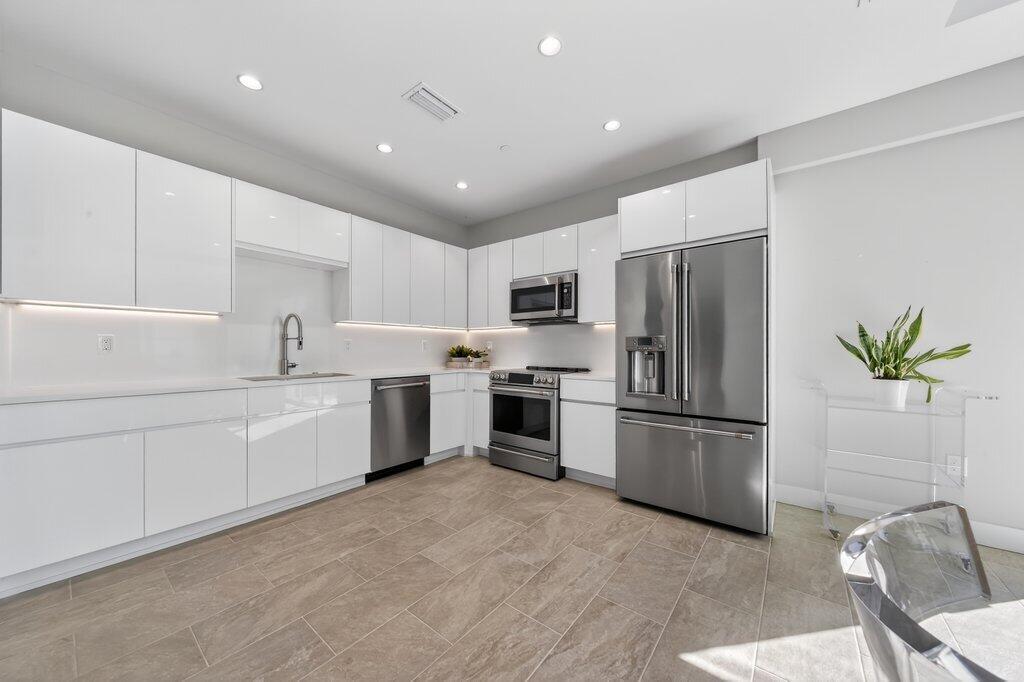 SAILFISH COVE CONDOMINIUM - Residential Lease