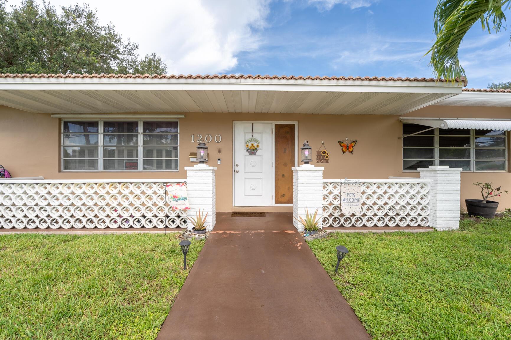HOLLYWOOD HILLS - Residential