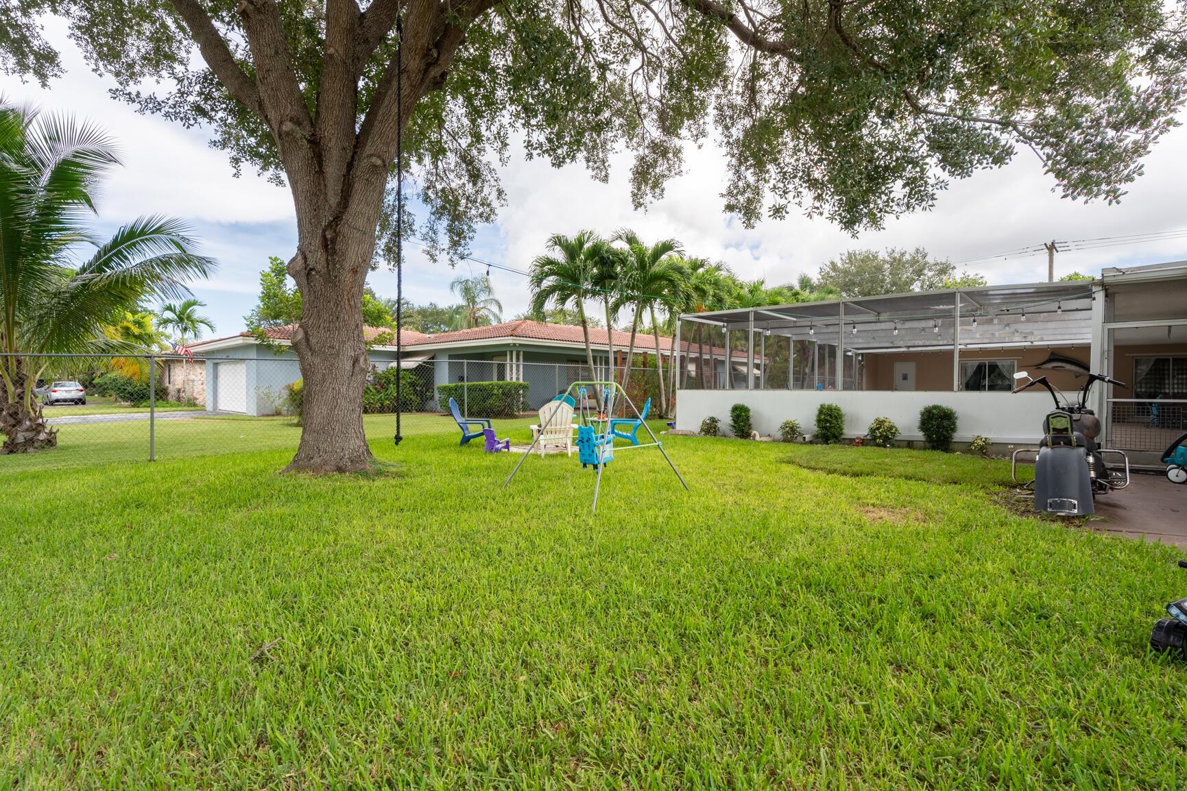 HOLLYWOOD HILLS - Residential