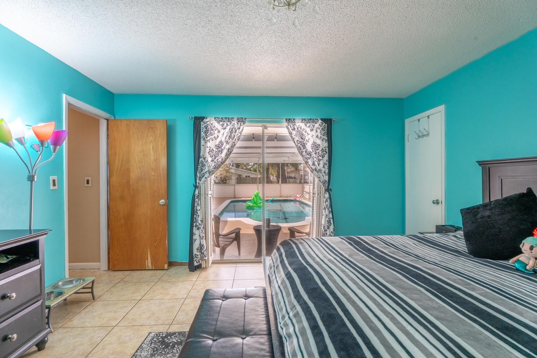 HOLLYWOOD HILLS - Residential