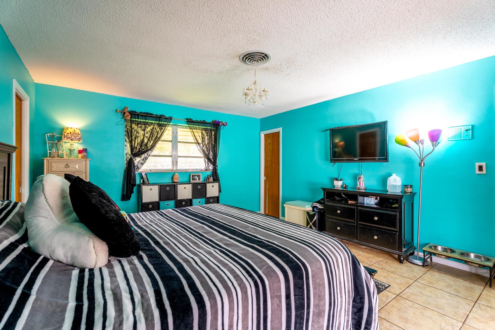 HOLLYWOOD HILLS - Residential