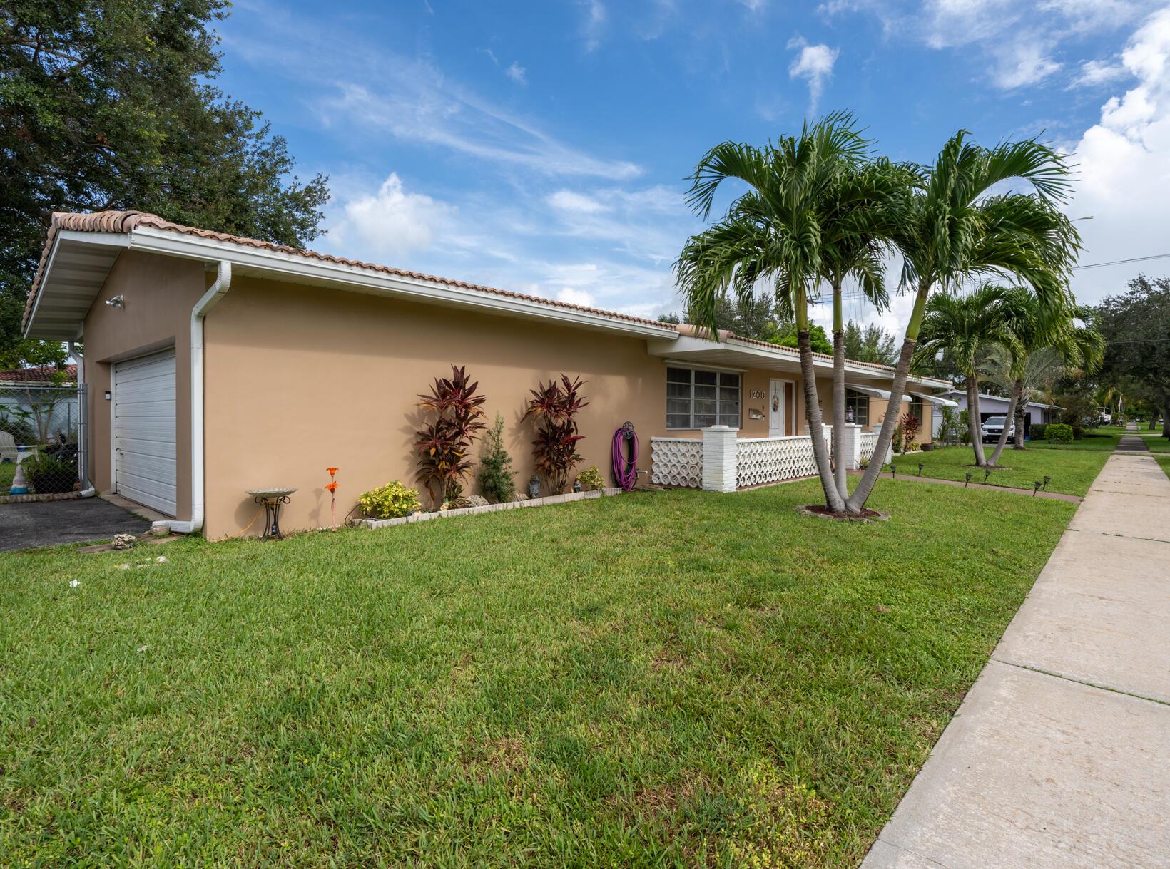 HOLLYWOOD HILLS - Residential
