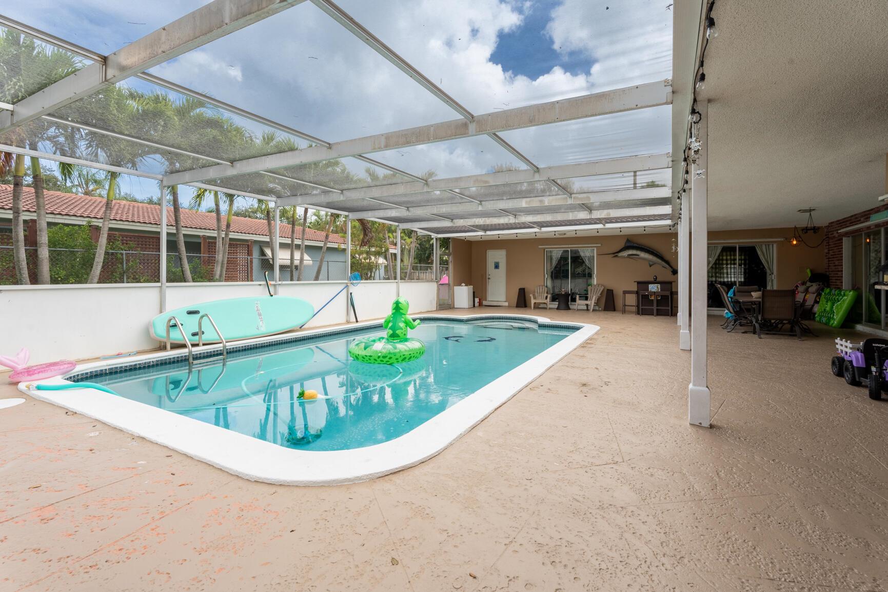 HOLLYWOOD HILLS - Residential