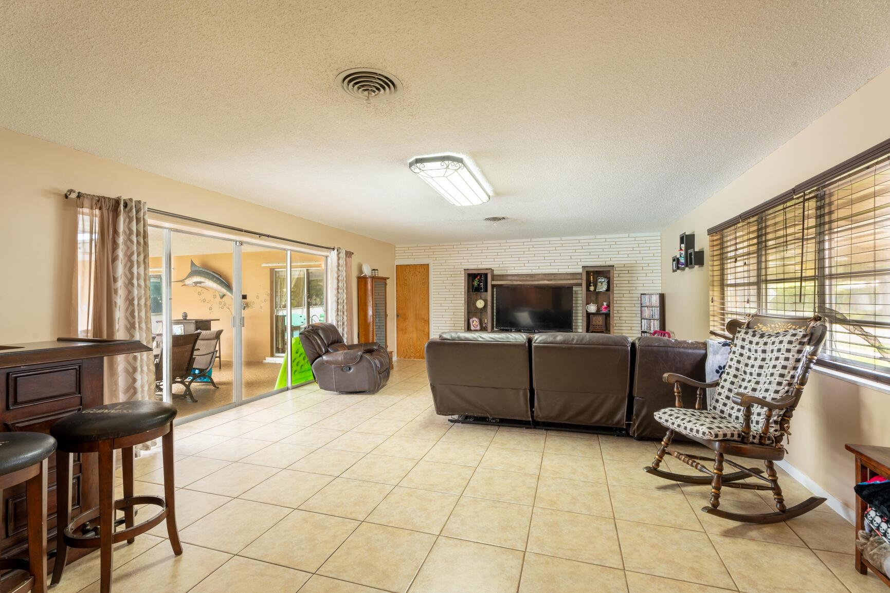 HOLLYWOOD HILLS - Residential