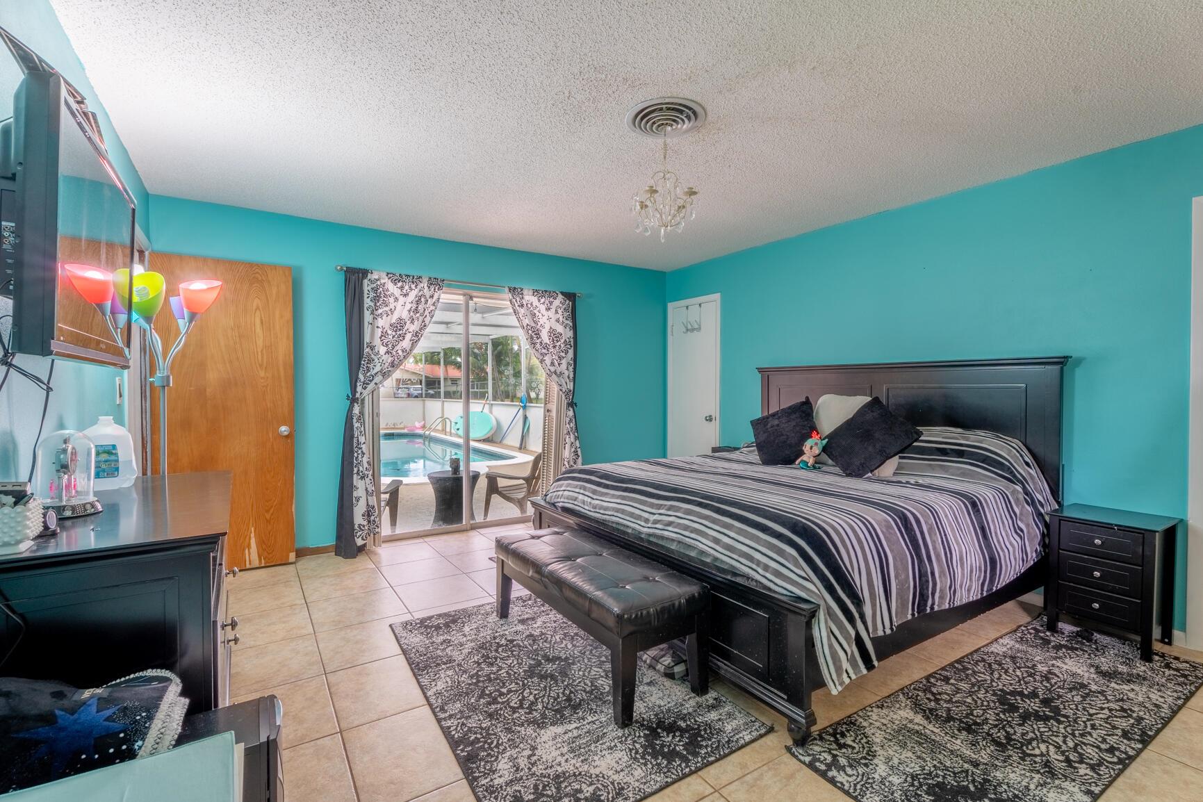 HOLLYWOOD HILLS - Residential