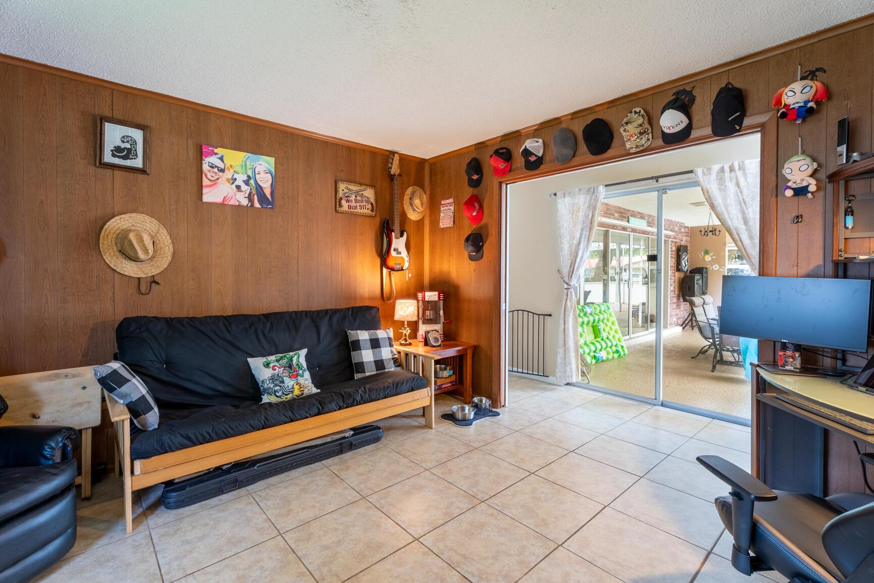 HOLLYWOOD HILLS - Residential