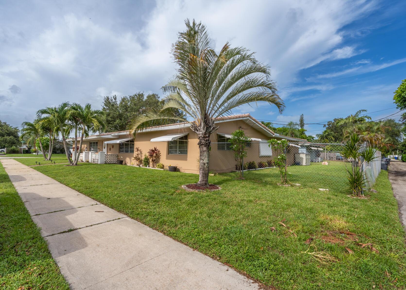 HOLLYWOOD HILLS - Residential