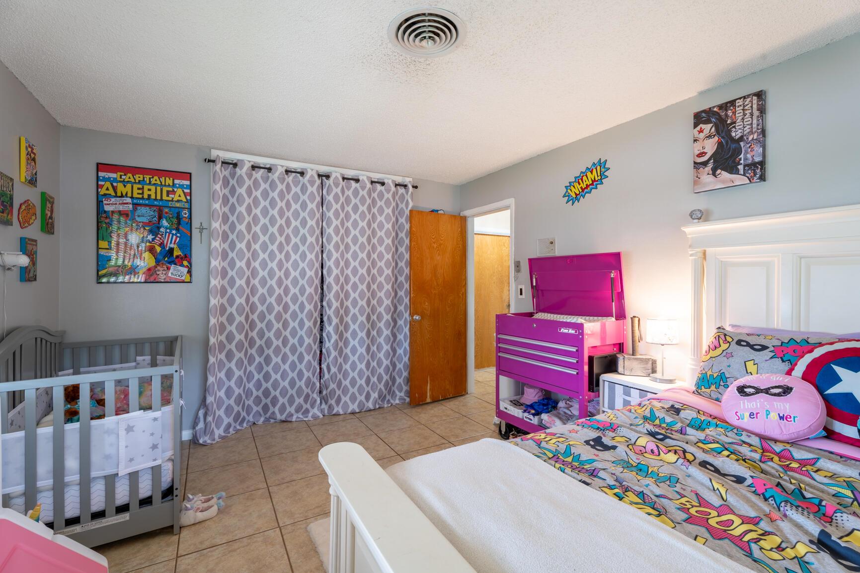 HOLLYWOOD HILLS - Residential