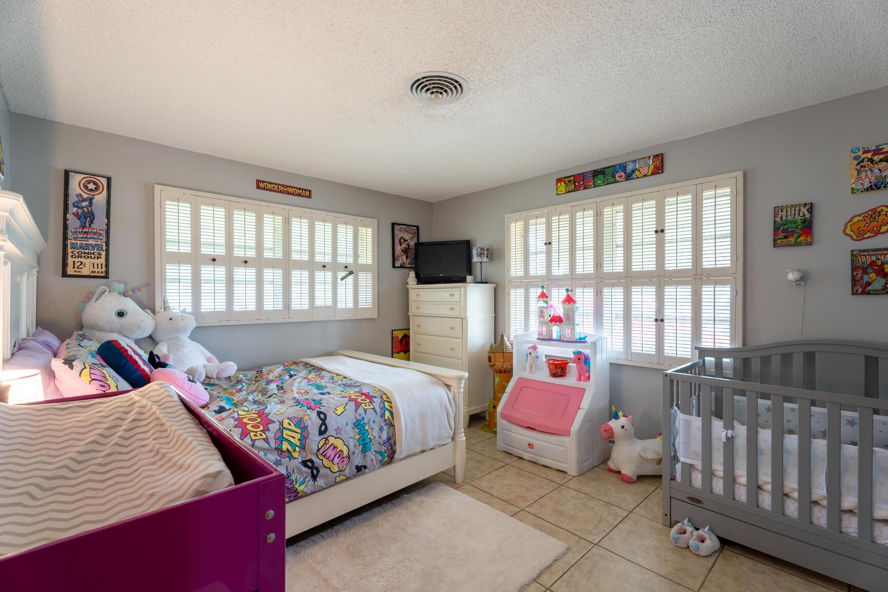 HOLLYWOOD HILLS - Residential