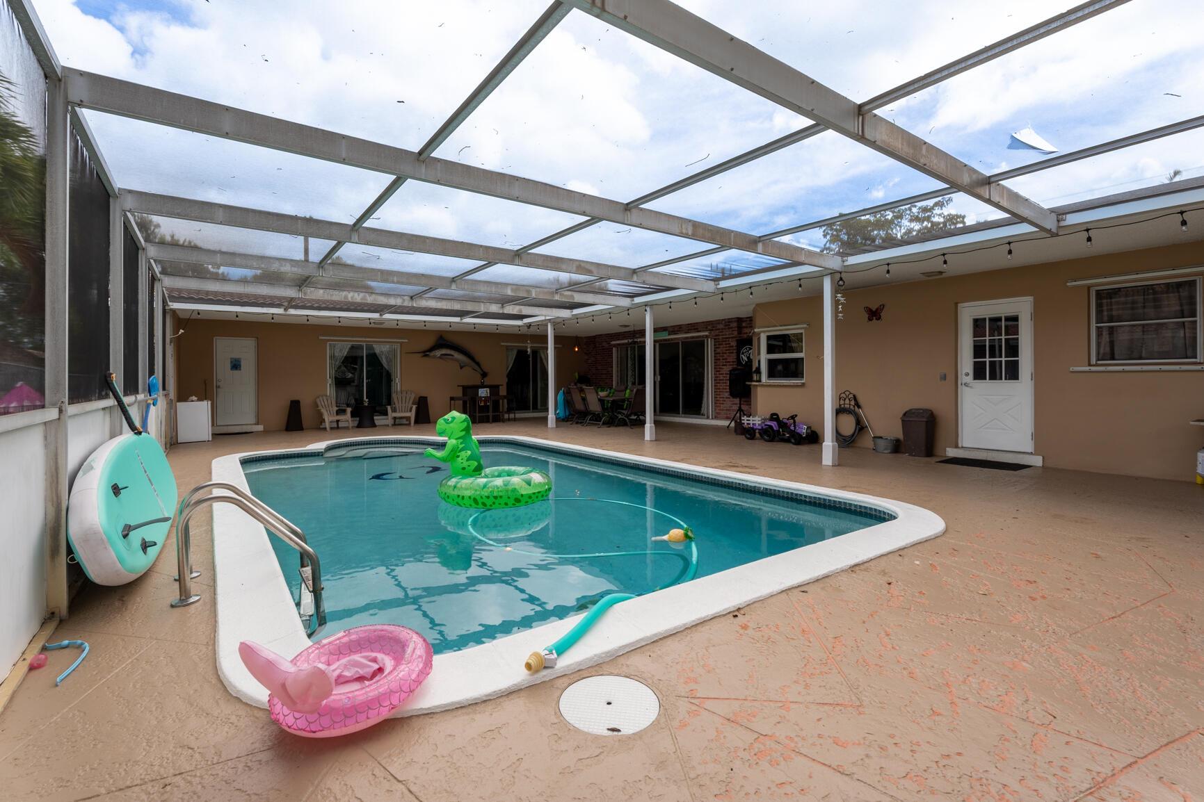 HOLLYWOOD HILLS - Residential