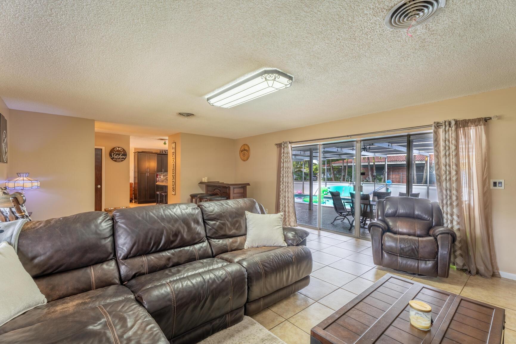 HOLLYWOOD HILLS - Residential